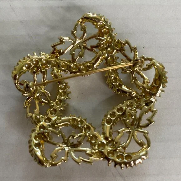 Vintage-Style Gold Tone Brooch with Faux Pearls – Openwork Star Wreath Classic - Picture 2 of 5